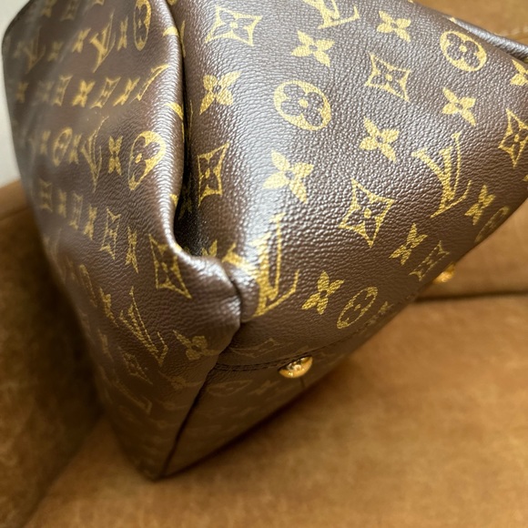 Louis Vuitton Artsy MM in Monogram - Picture 10 of 16